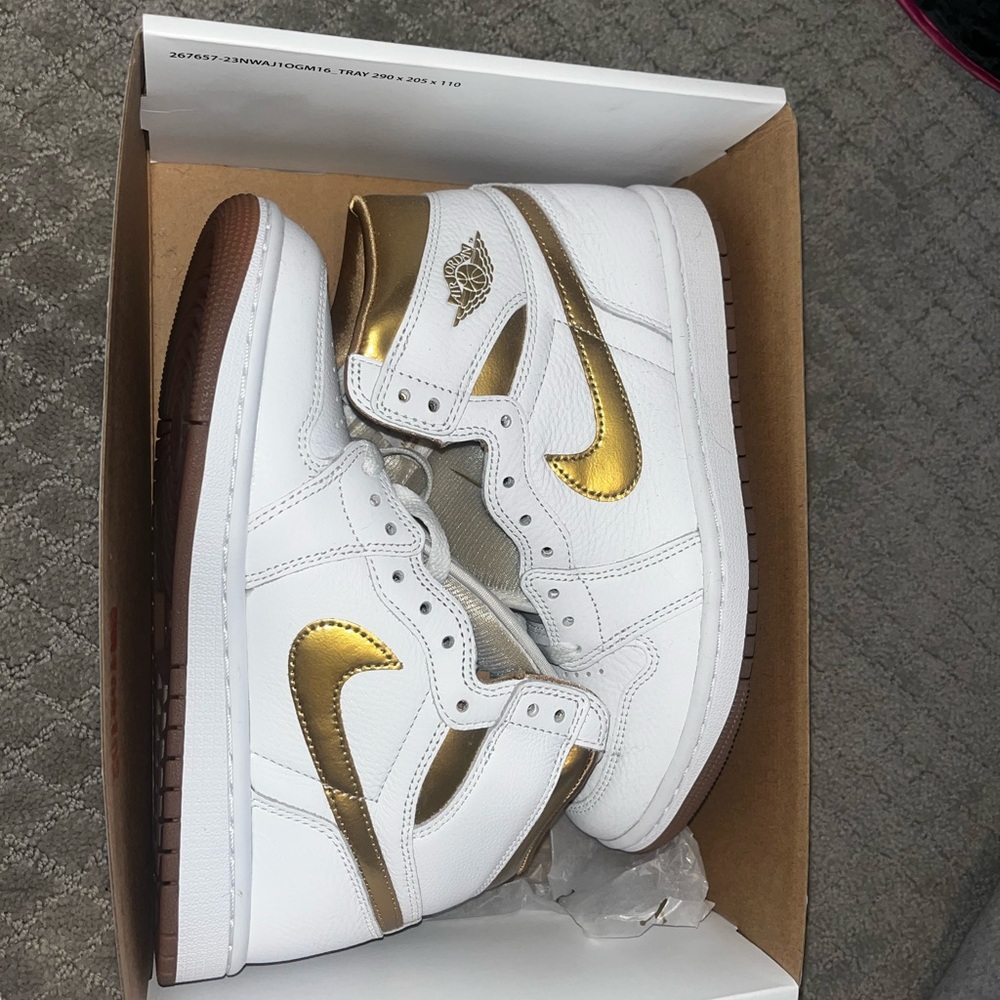 Jordan 1 Retro OG high Nike METALLIC White and Gold High-Top Sneakers